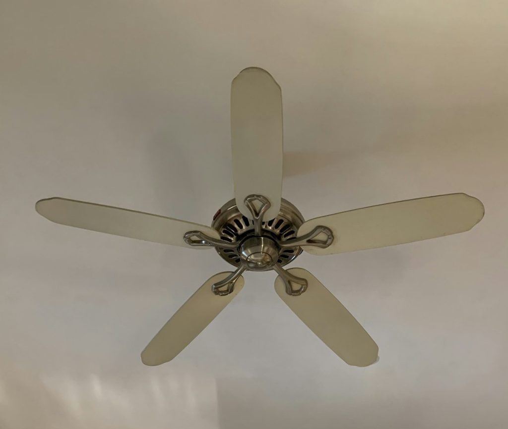Een ventilator lamp met afstandsbediening: licht en koelte op afstand