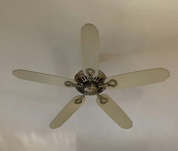 Een ventilator lamp met afstandsbediening: licht en koelte op afstand